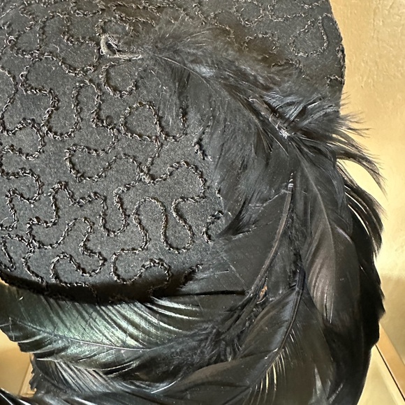 REFINED 1940S' BLACK FELT BERET + UNDULATING CORD TRIM + BLACK ROOSTER FEATHERS - Picture 11 of 14